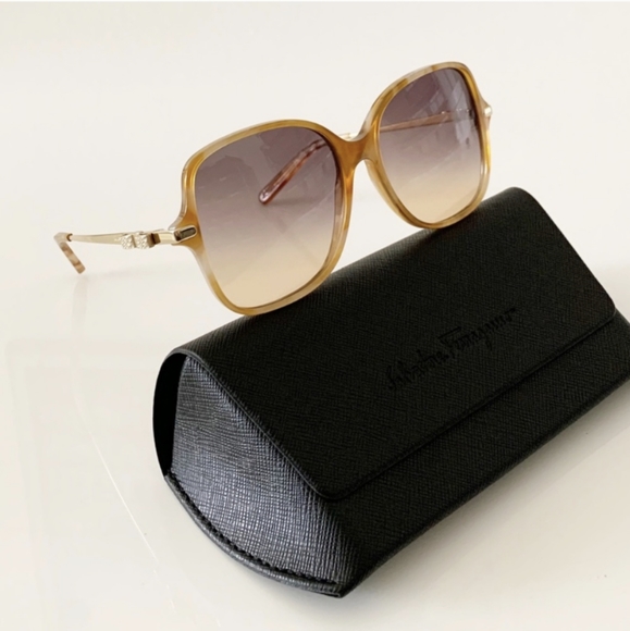 New - Salvatore Ferragamo Sunglasses - Picture 4 of 8